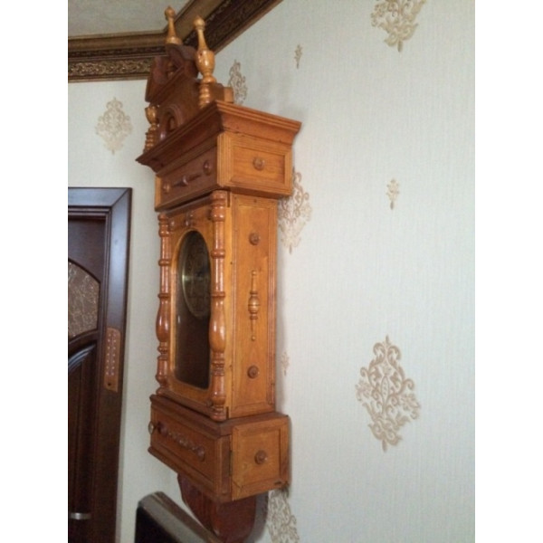 Старовинний настінний годинник у світлому дерев'яному корпусі великий